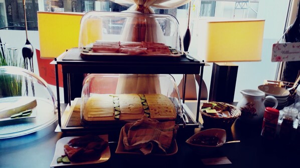 Daily buffet breakfast (EUR 10.0 per person) - Hotel Nachtwächter (Unna)