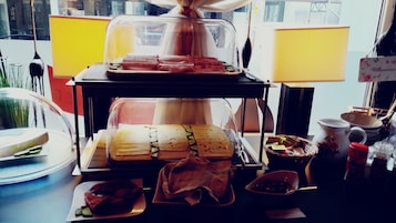 Desayuno buffet diario (EUR 10.0 por persona)