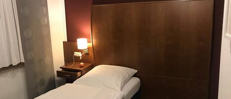 Einzelzimmer | Zimmersafe, Schreibtisch, kostenloses WLAN, Bettwäsche