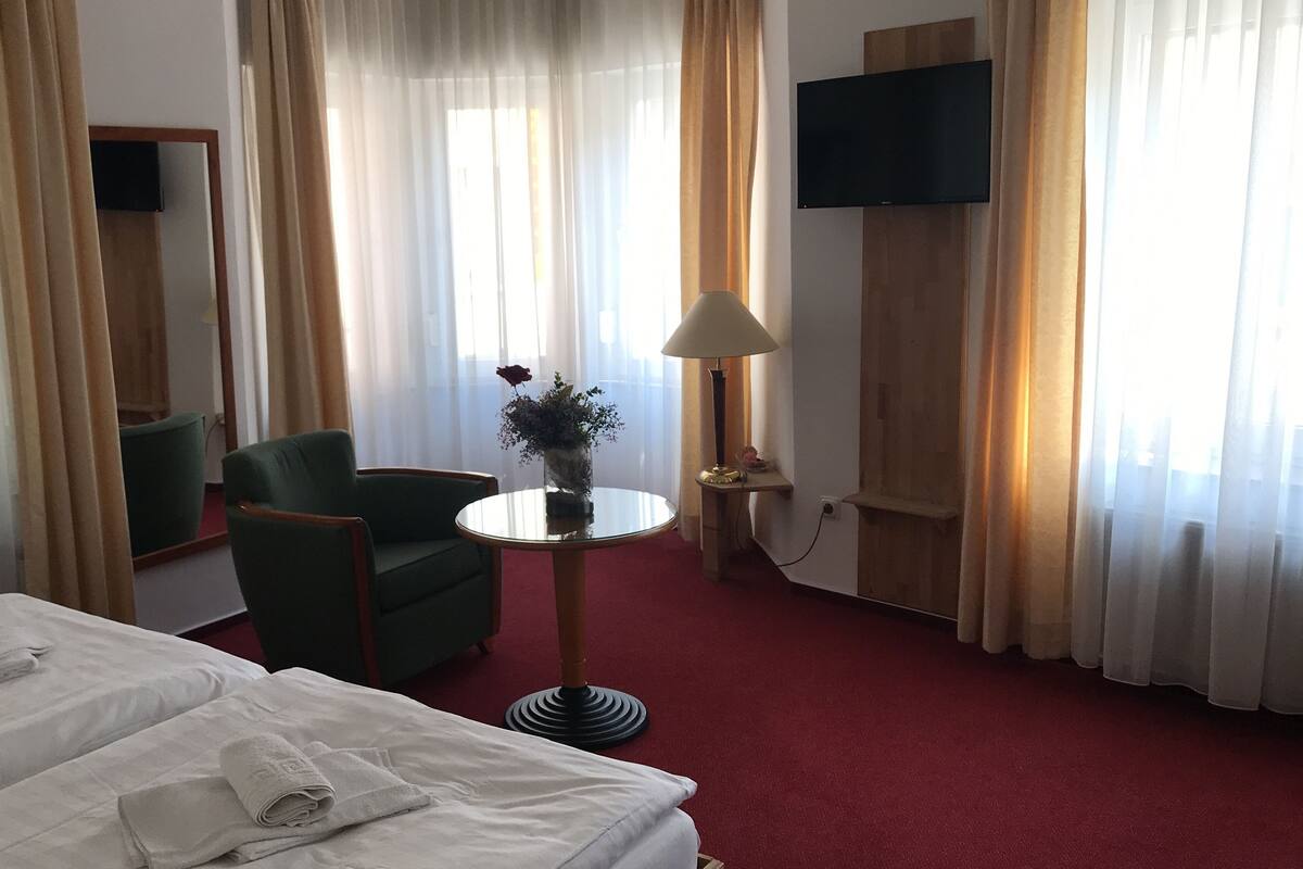 Comfort Double Room | In-room safe, desk, free WiFi, bed sheets