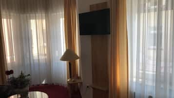 舒适双人房 | 客房内保险箱、办公桌、免费 WiFi、床单