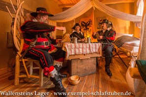 Chambre Double | Bureau, lits bébé (gratuits), lits pliants/supplémentaires