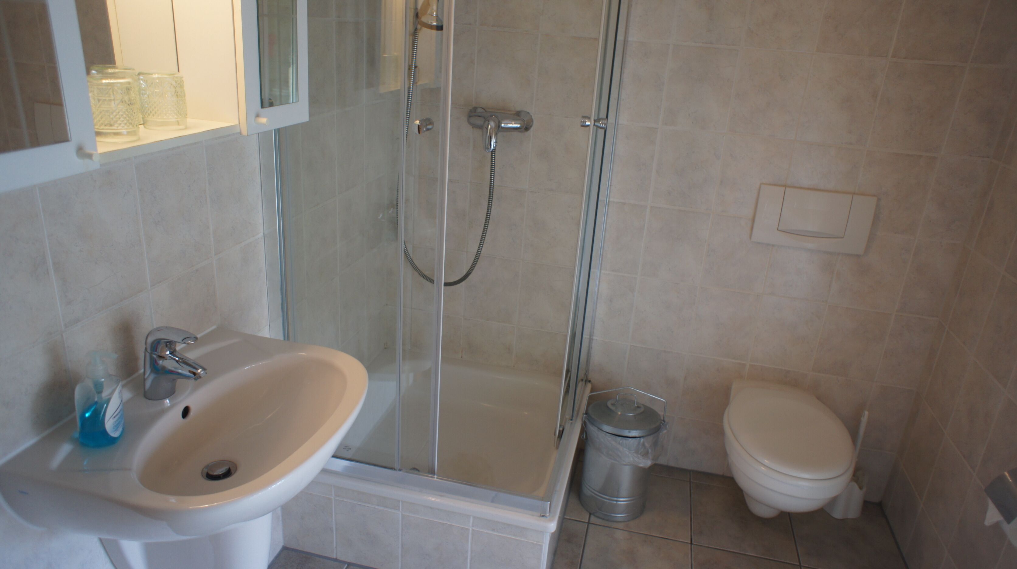 combined shower/bathtub, towels