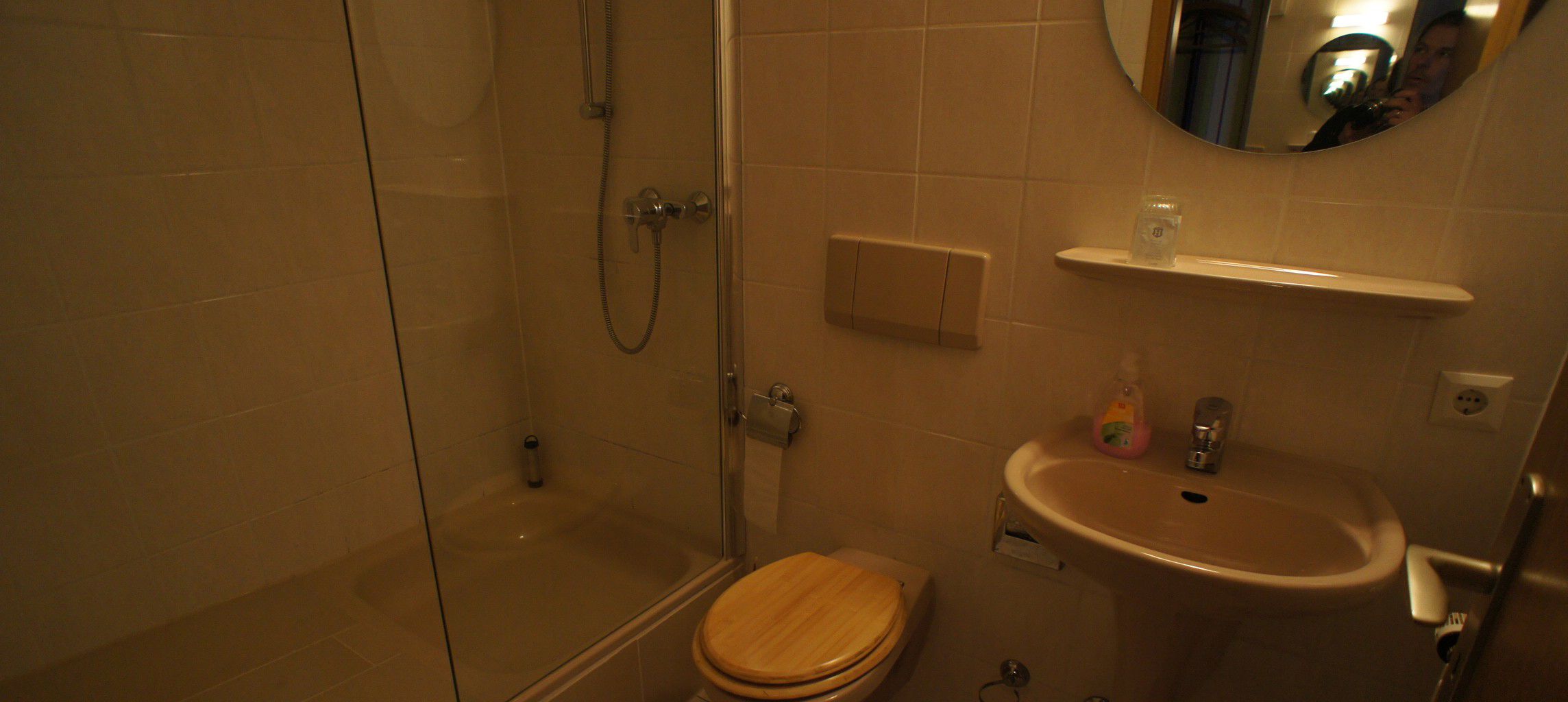 single room, annex building | bathroom | combined shower/bathtub, towels