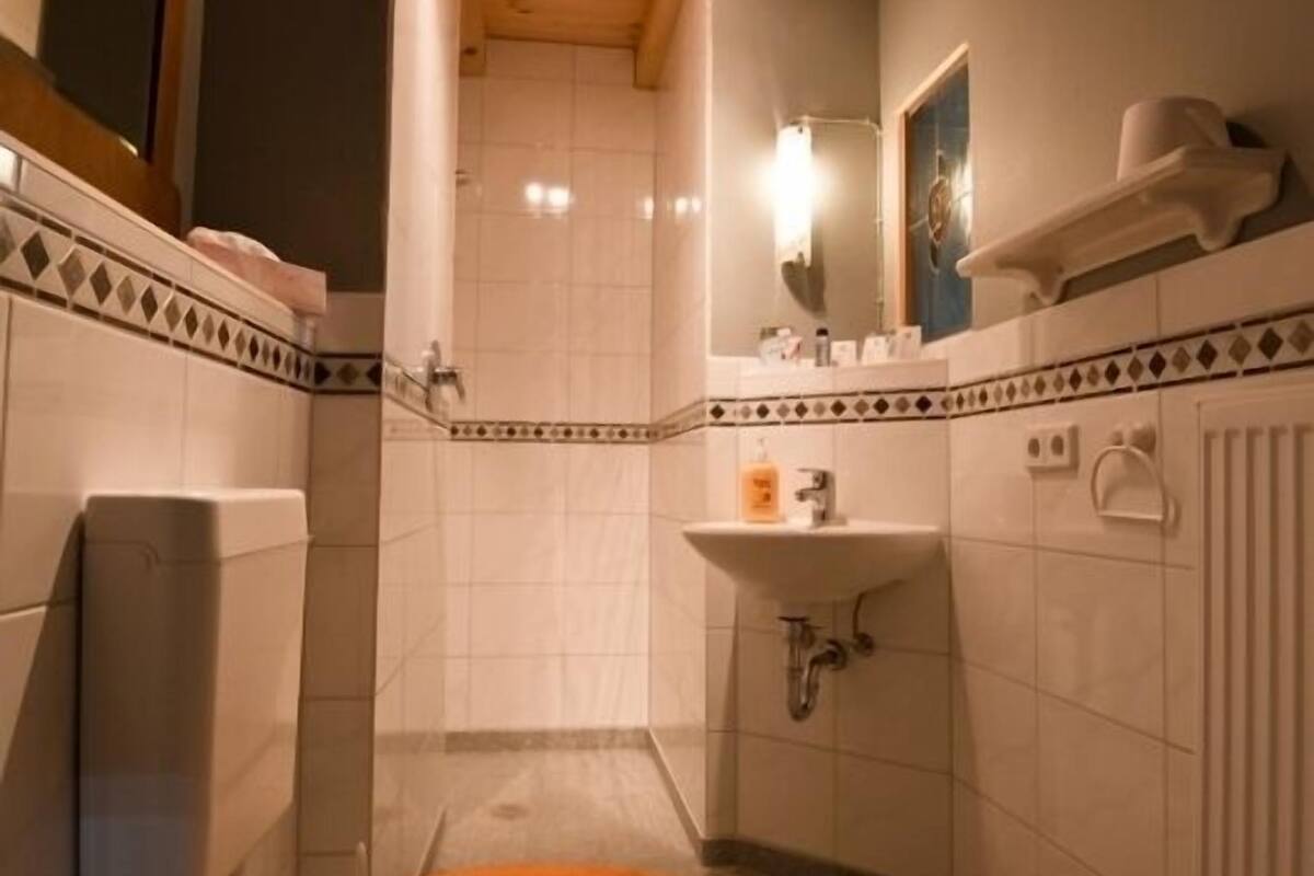 comfort double room | bathroom | combined shower/bathtub, towels