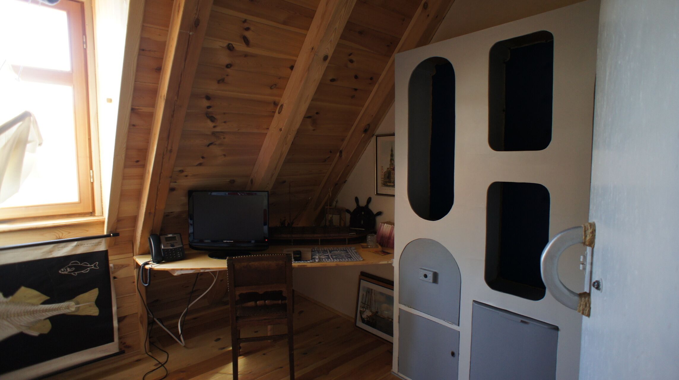 single room | living area | flat-screen tv