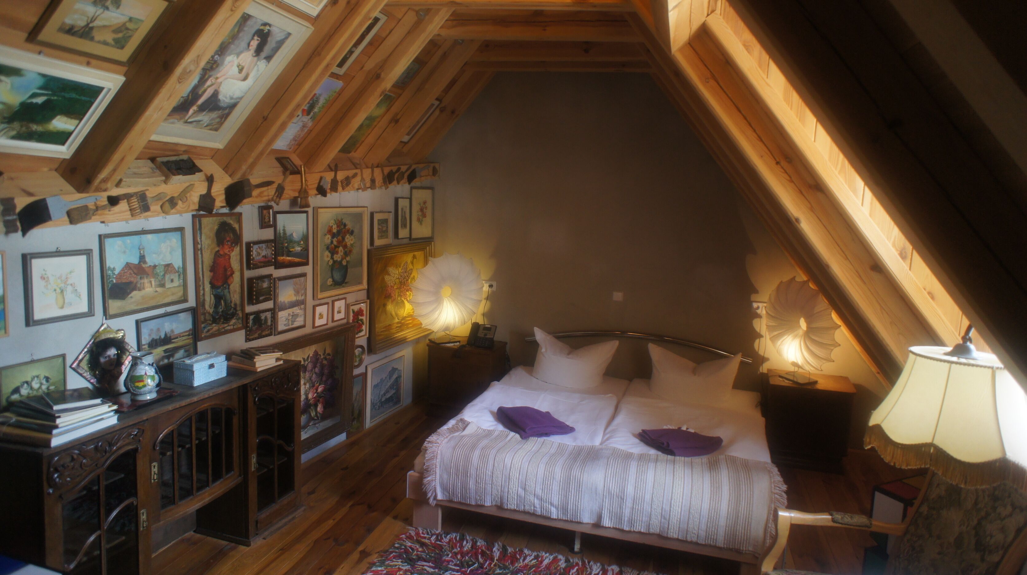 desk, free cots/infant beds, rollaway beds, free wifi