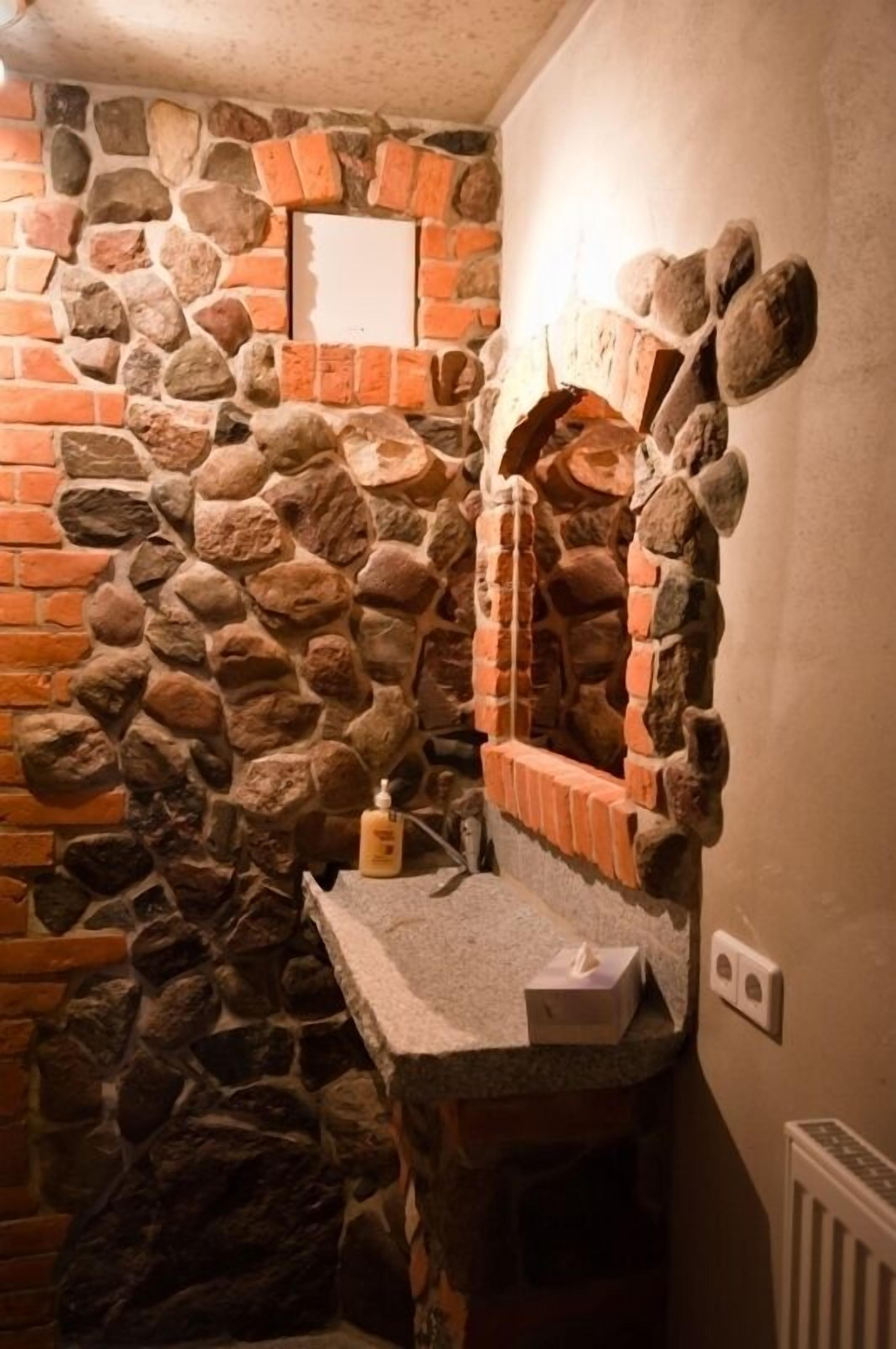 combined shower/bathtub, towels