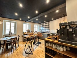 Café da manhã com buffet grátis todos os dias