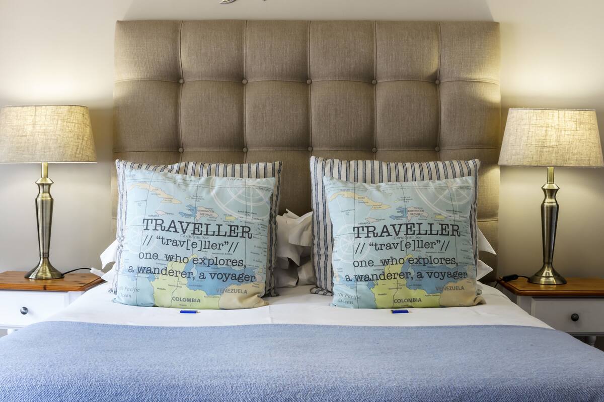 Habitación familiar, 2 habitaciones | Minibar y espacio para trabajar con un portátil