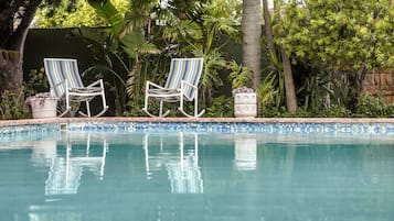 Piscine extérieure, chaises longues