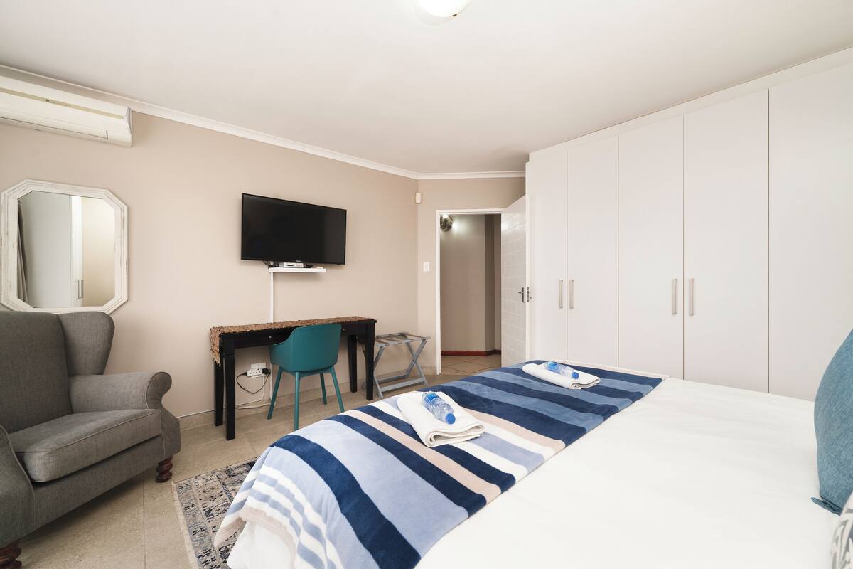 Habitación cuádruple estándar | Minibar y espacio para trabajar con un portátil