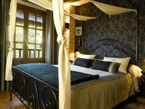 Premium bedding, pillow-top beds, minibar, in-room safe - Hotel Boutique Maribel (Alquezar)