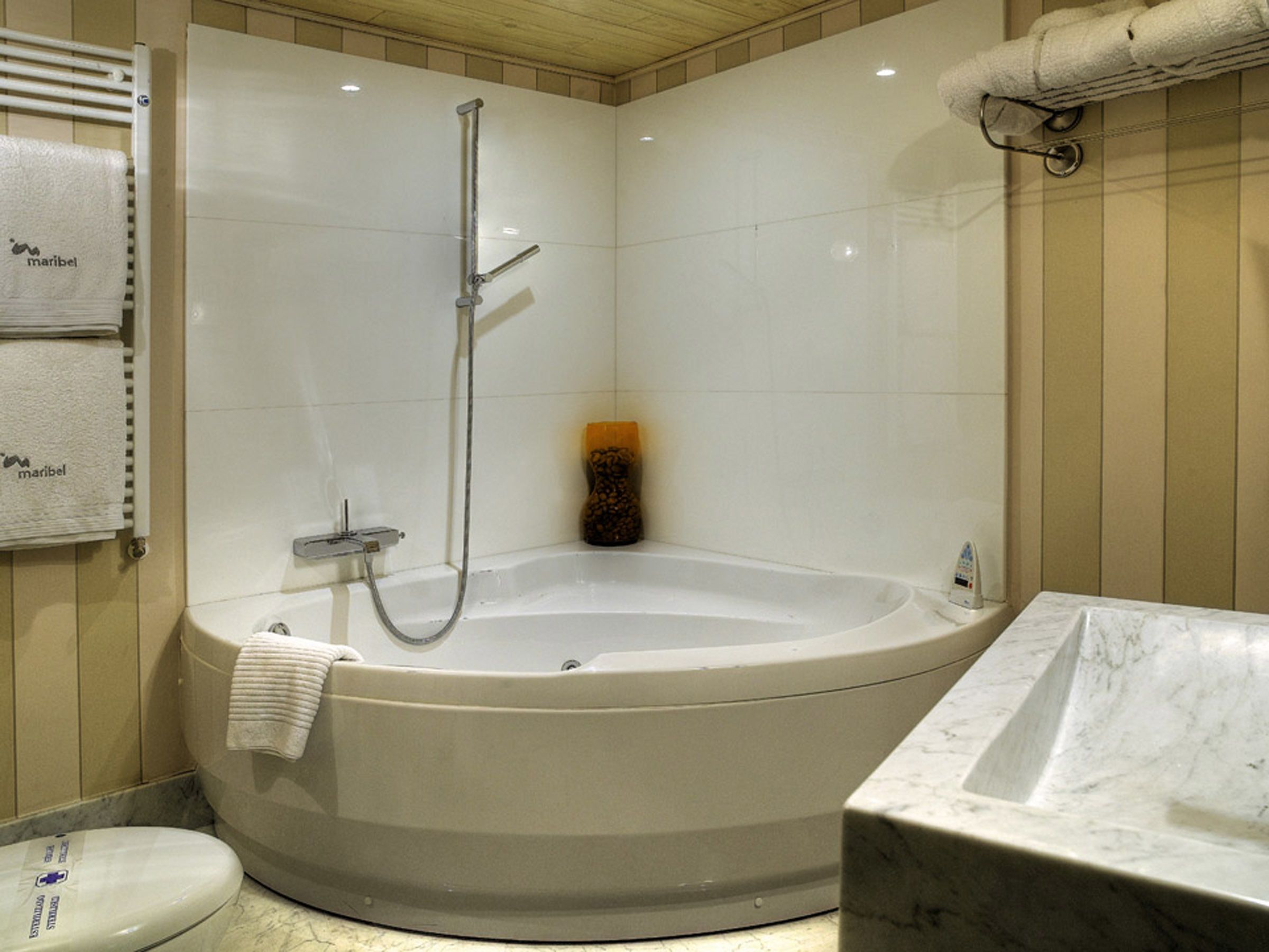 double room | bathroom | free toiletries, hair dryer, bathrobes, slippers
