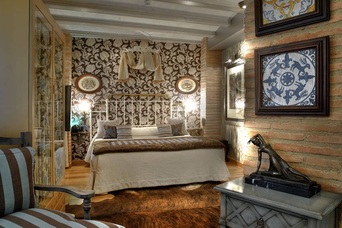 premium bedding, pillow-top beds, minibar, in-room safe