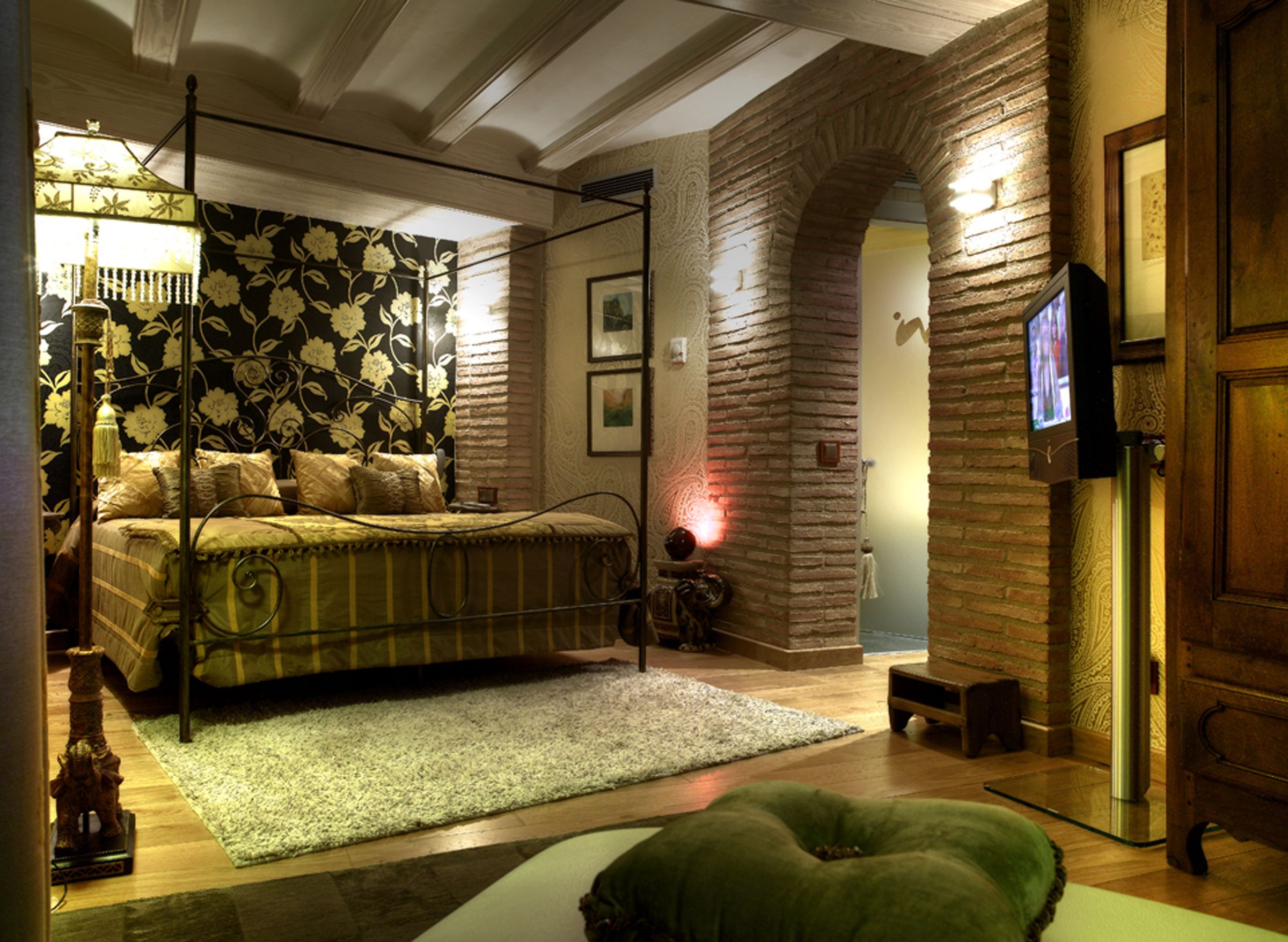 premium bedding, pillow-top beds, minibar, in-room safe