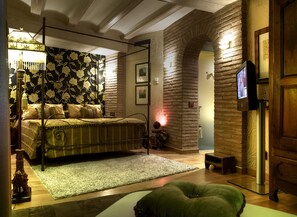 Ropa de cama de alta calidad, colchones con pillow-top y minibar 