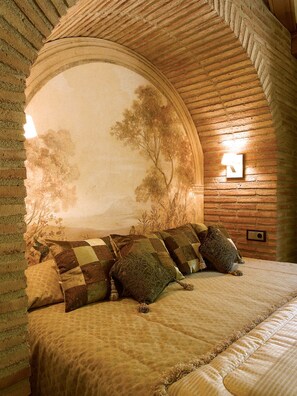 Ropa de cama de alta calidad, colchones con pillow-top y minibar 