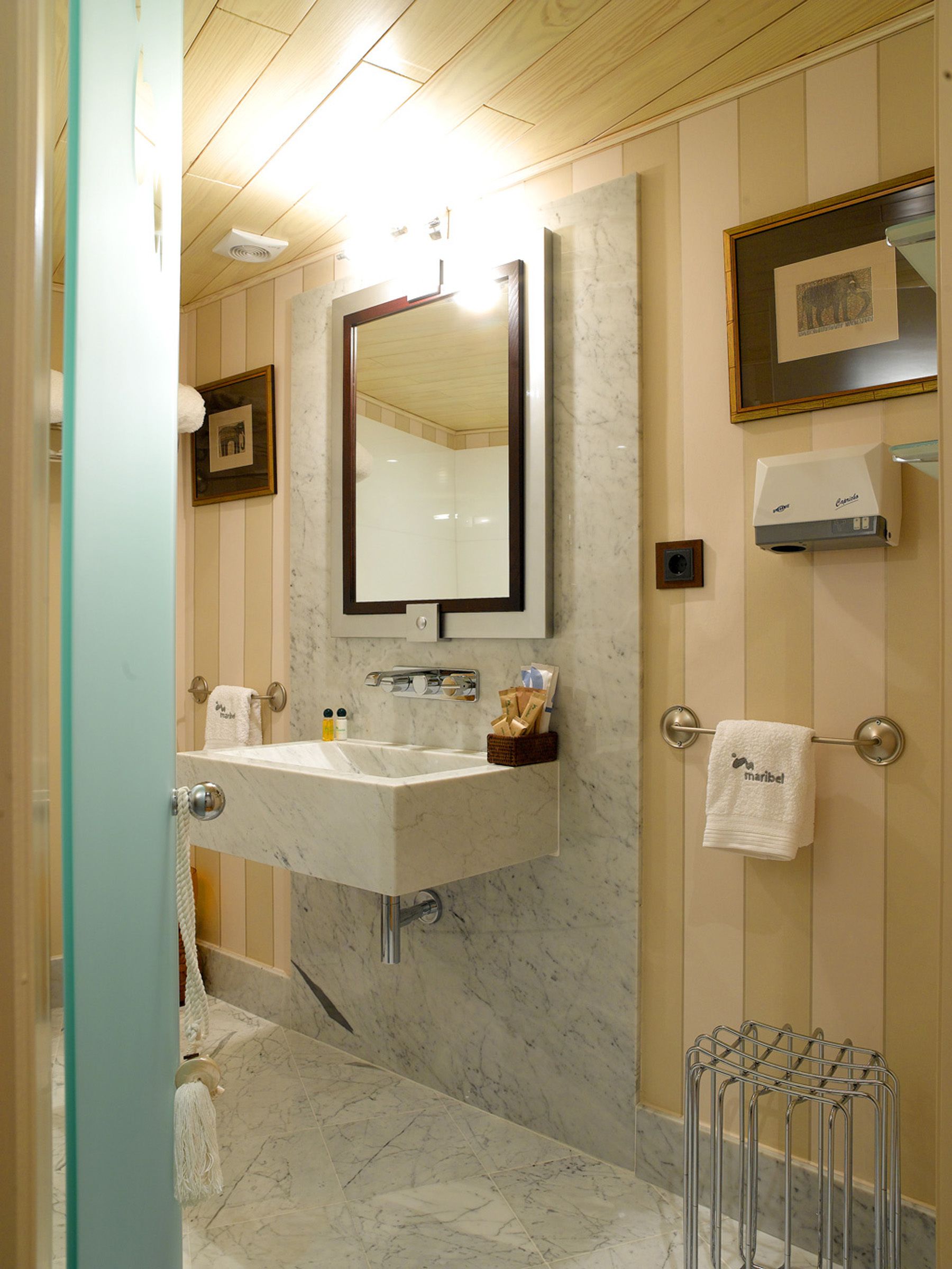 double room | bathroom sink