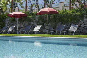 Piscine extérieure, piscine à débordement, parasols de plage