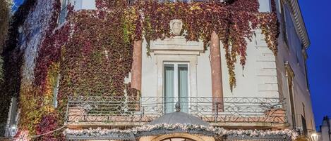 Vista frontal de la propiedad por la tarde o noche