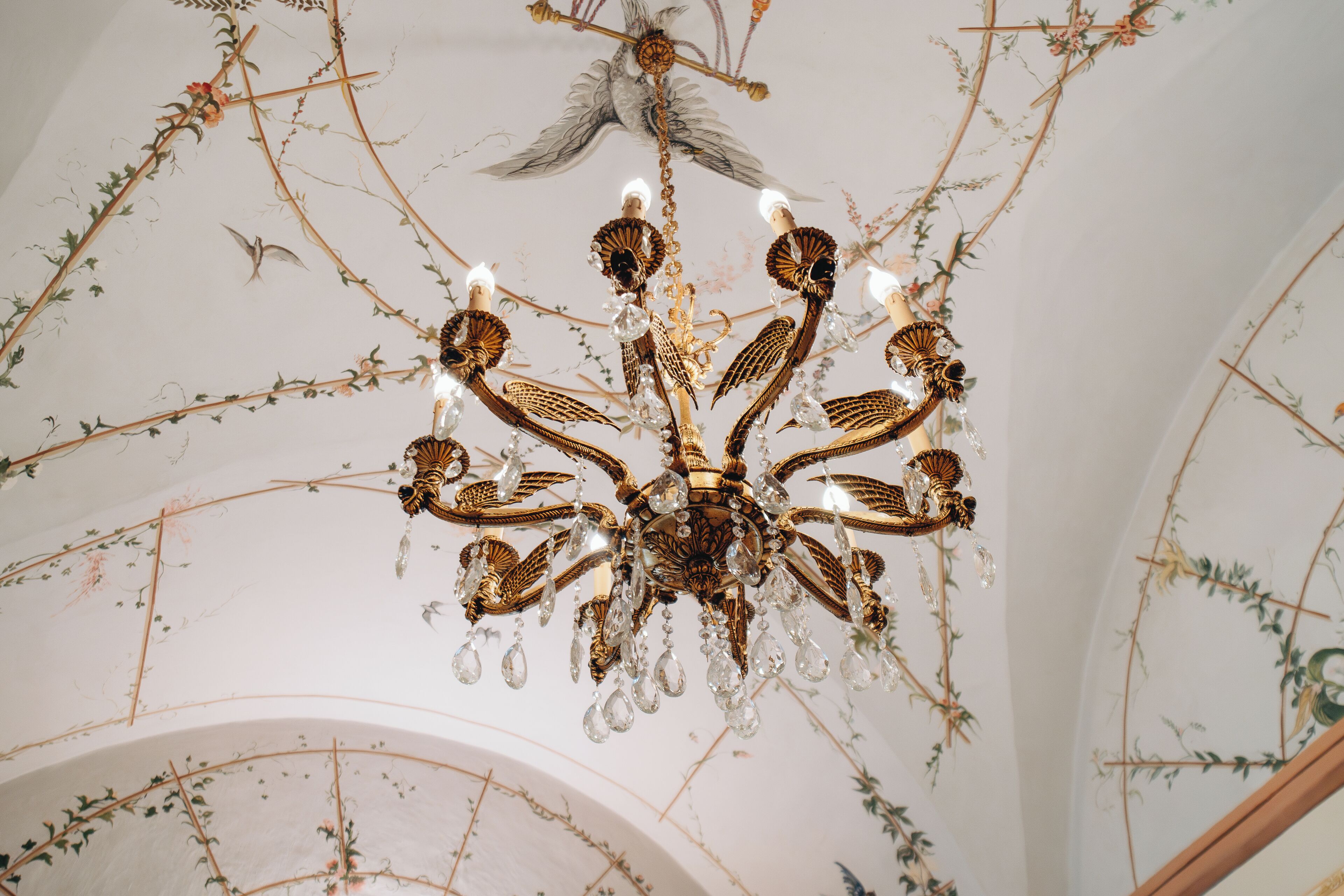Un lustre à plusieurs bras, orné de décorations en cristal.