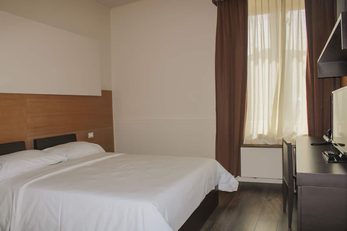 Kahden hengen perushuone | Untuvapeitot, minibaari, tallelokero huoneessa, työpöytä