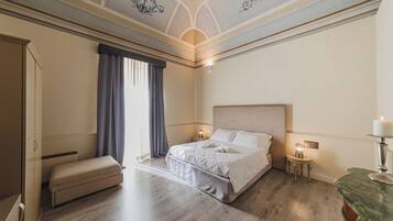 Superior-Doppel- oder -Zweibettzimmer | Daunenbettdecken, Minibar, Zimmersafe, Schreibtisch