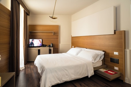 基础双人房 | 羽绒被、迷你吧、客房内保险箱、办公桌