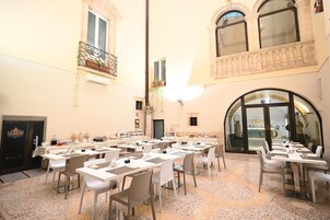 Desayuno buffet diario (EUR 8.00 por persona)