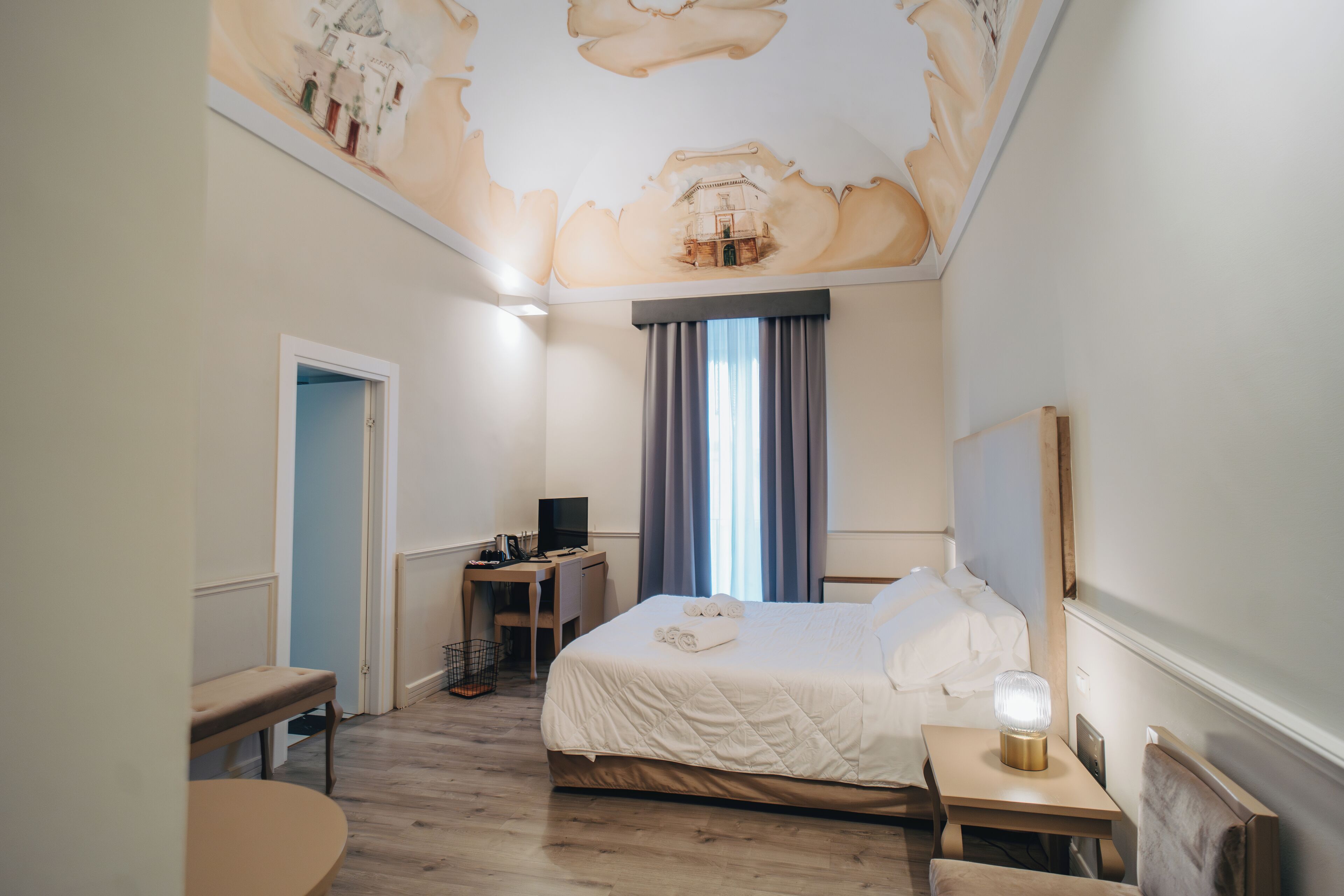 جناح جونيور - سرير مزدوج - بحوض استحمام بنظام دفع المياه | ألحفة محشوة بالريش وميني بار وخزنة داخل الغرفة ومكتب