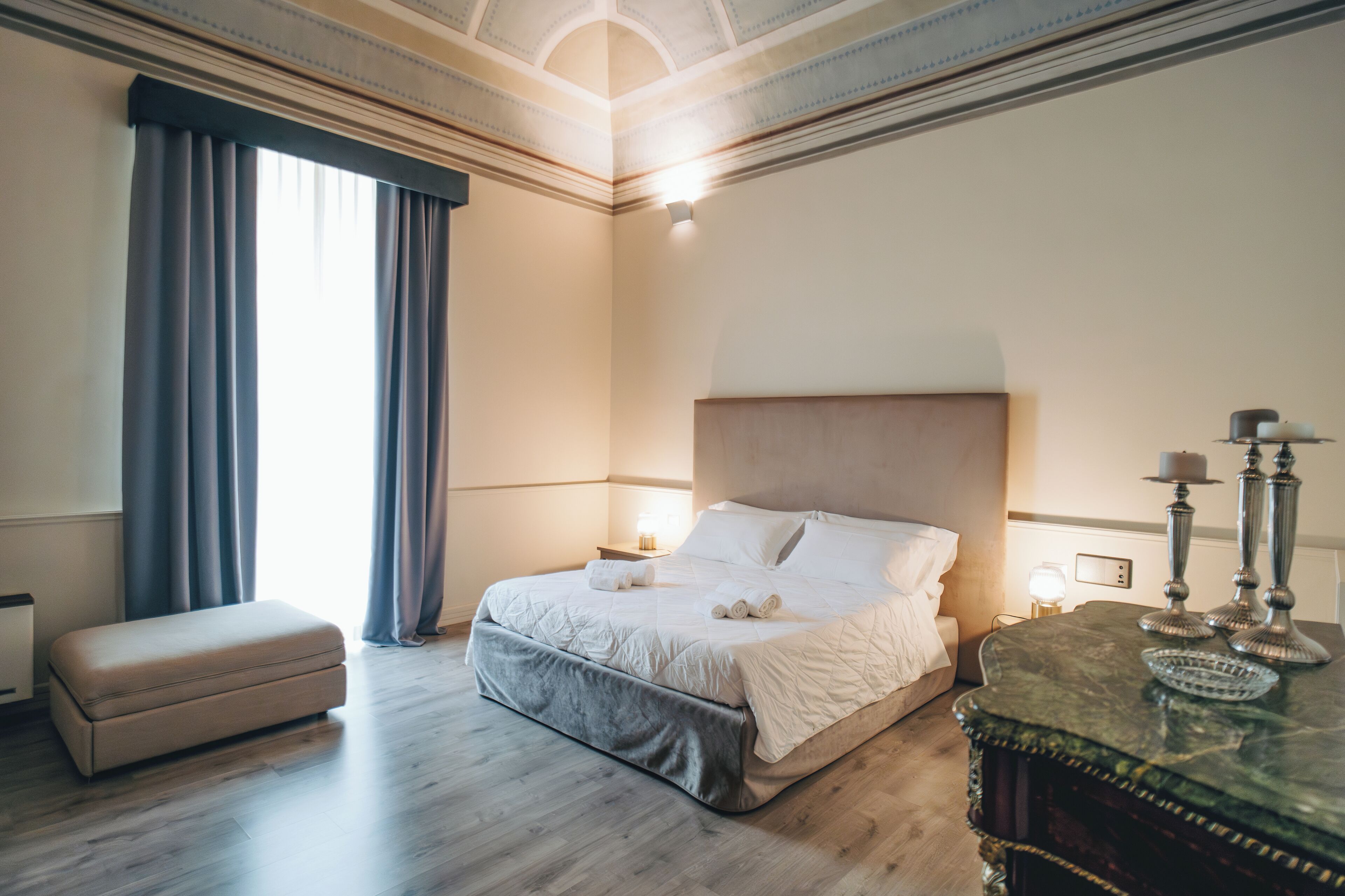 高級雙人或雙床房 | 羽絨被、迷你吧、客房內保險箱、書桌