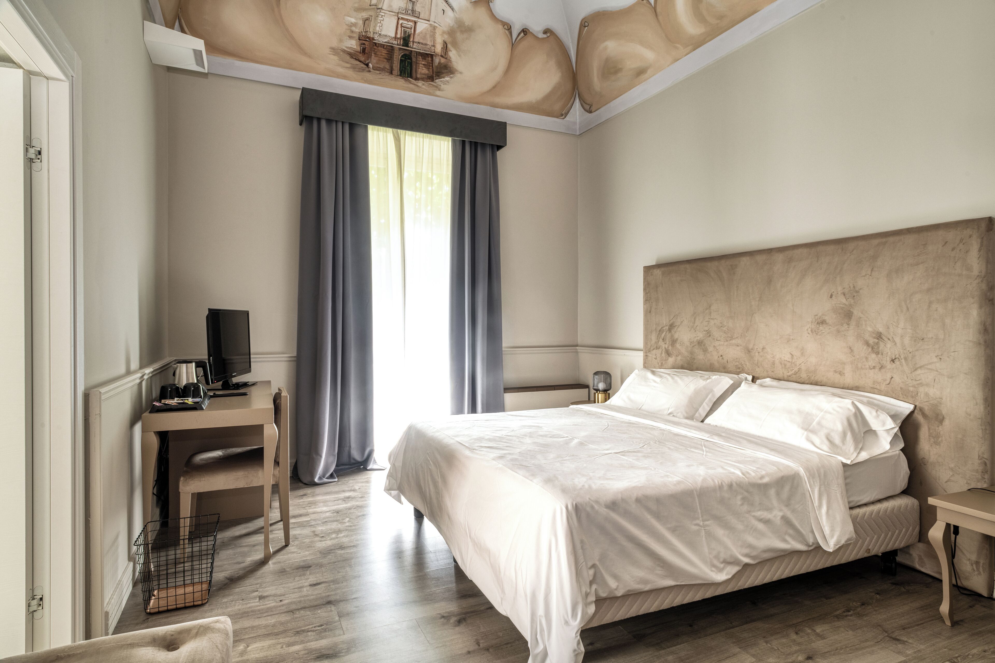 ألحفة محشوة بالريش وميني بار وخزنة داخل الغرفة ومكتب