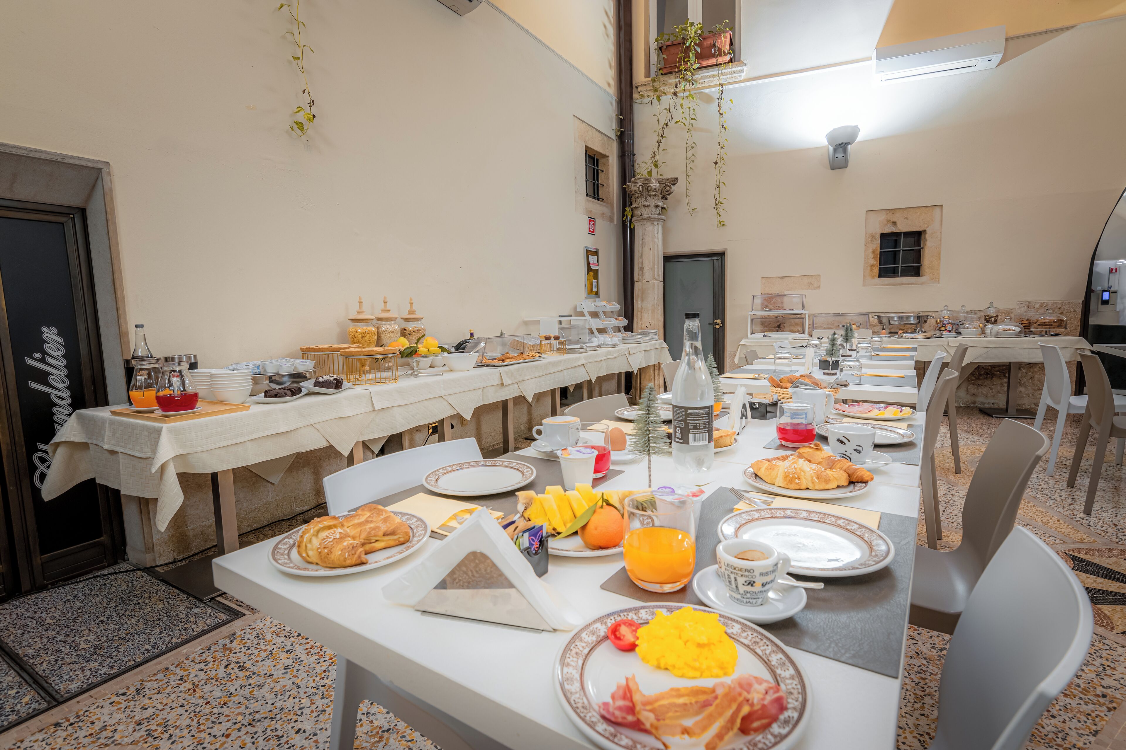 Un bufé de desayuno con diversas opciones de comida y bebidas.