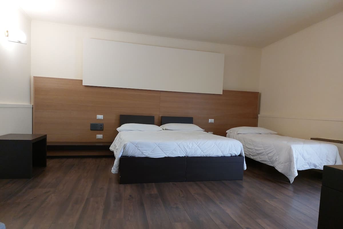 Værelse til 4 personer | 1 soveværelse, dundyner, minibar, pengeskab på værelset