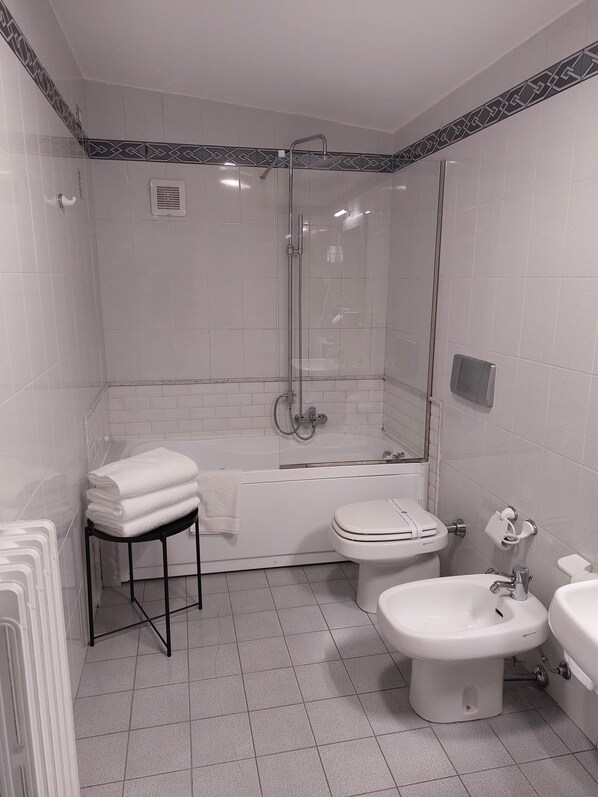 쿼드룸 | 욕실 | 헤어드라이어, 비데, 타월