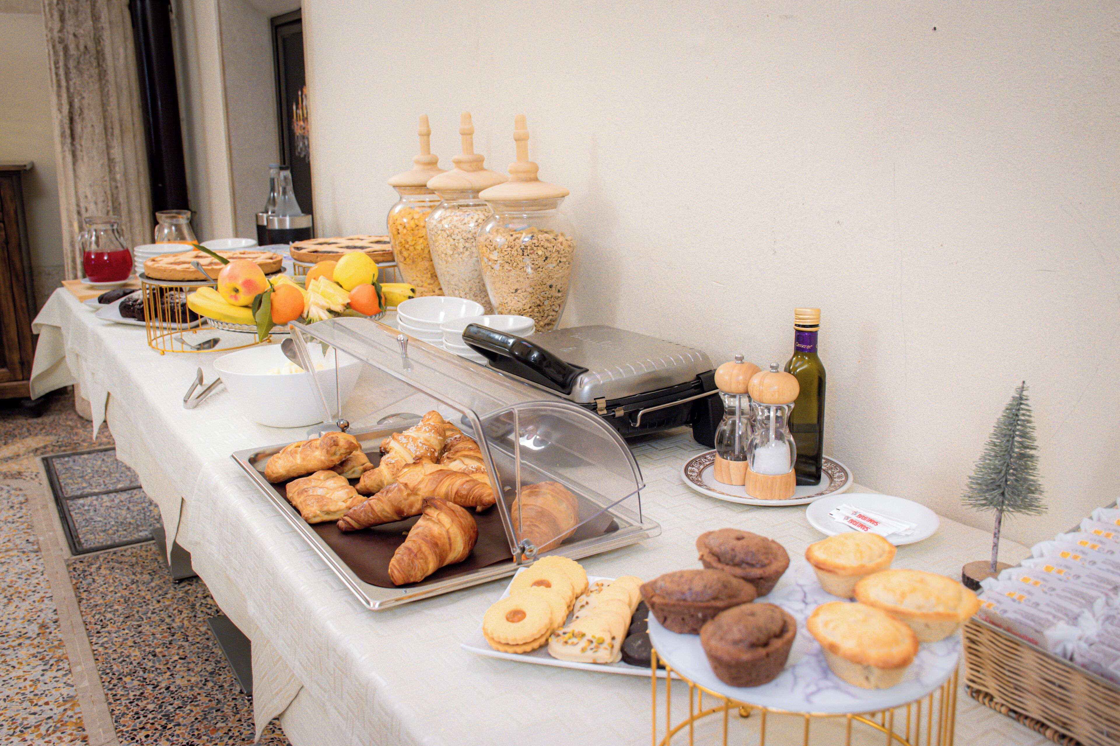 Colazione a buffet, servita tutte le mattine (8.00 EUR a persona) 