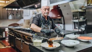 Der serveres morgenmad, frokost, aftensmad og middelhavsretter