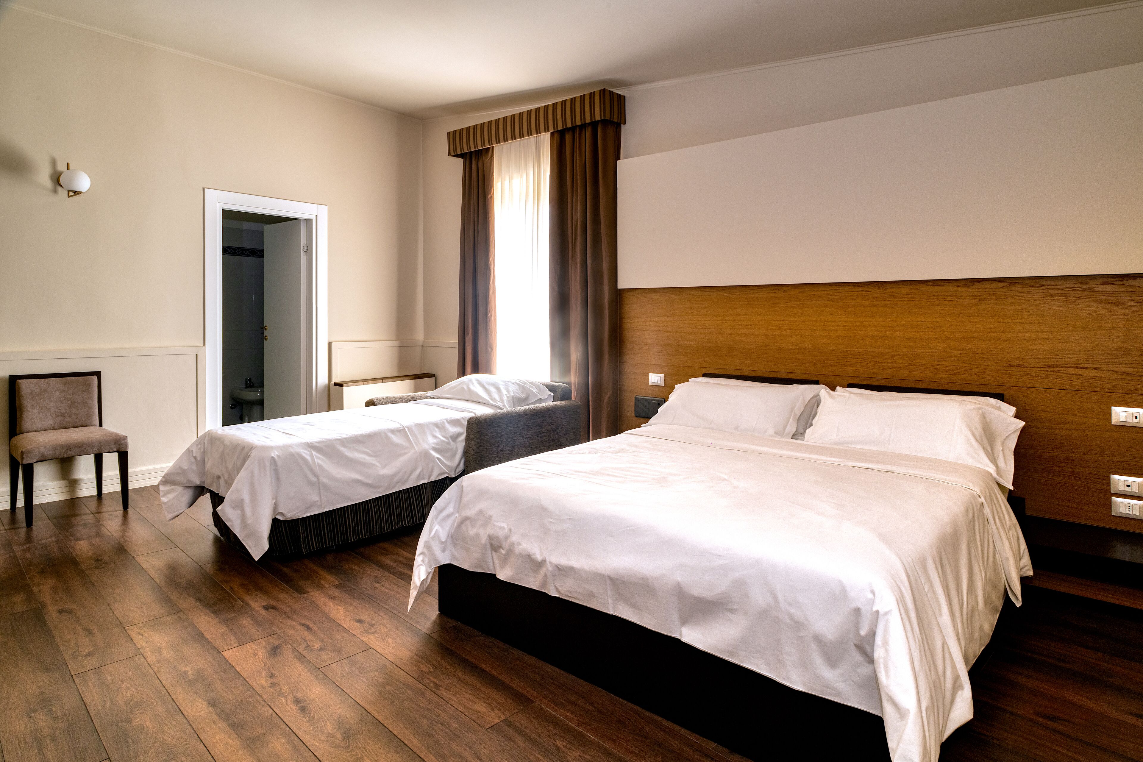 標準三人房 | 羽絨被、迷你吧、客房內保險箱、書桌