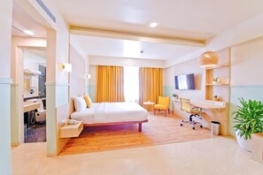 Safe på rommet, skrivebord og strykejern/-brett