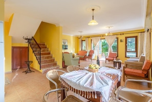 Villa Supérieure, 3 chambres, piscine privée, vue mer | Salle de séjour | Télévision
