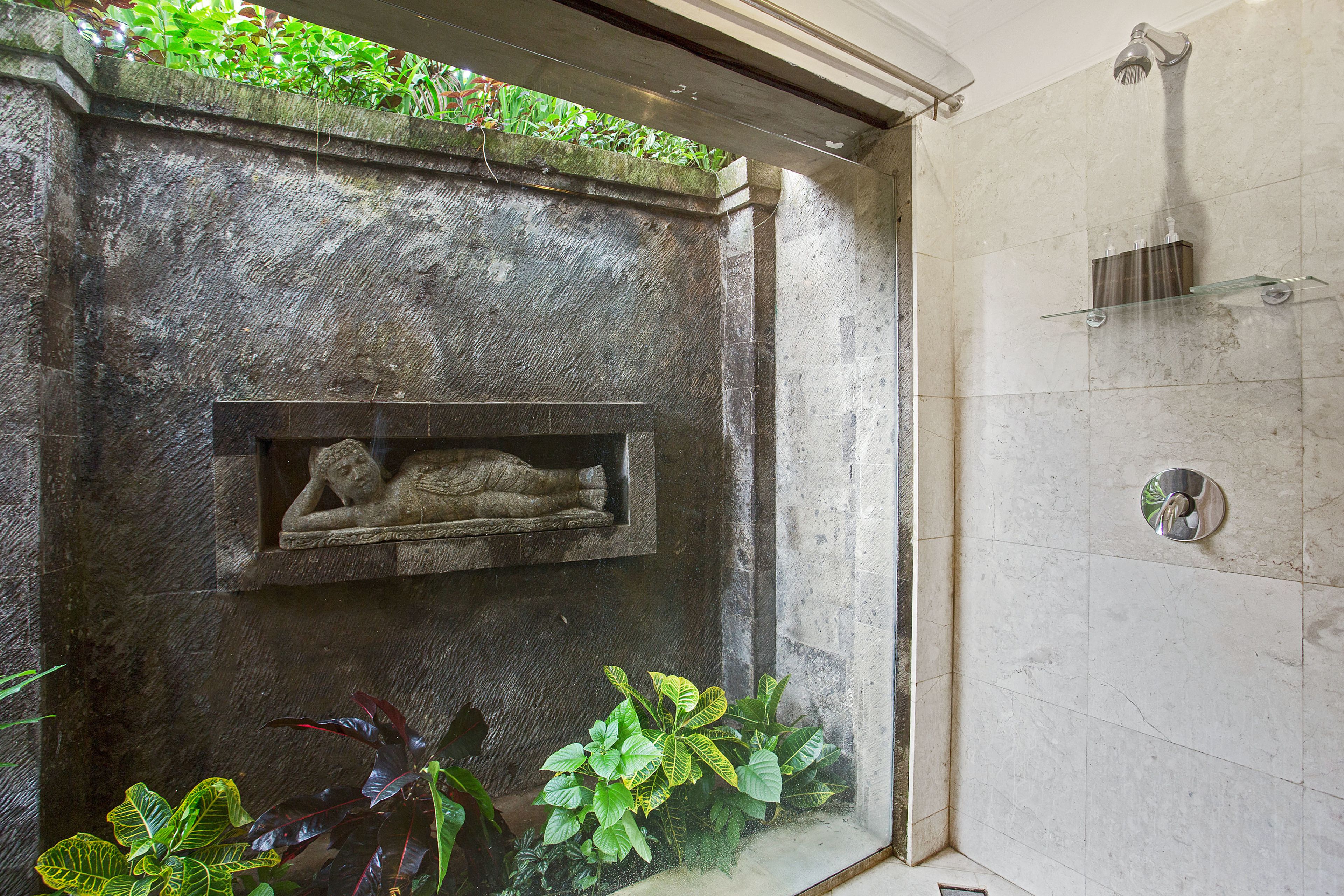 deluxe suite, garden view, poolside | bathroom | free toiletries, hair dryer, bathrobes, slippers