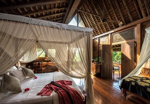 Premium bedding, pillow-top beds, minibar, in-room safe - Amori Villas (Ubud)
