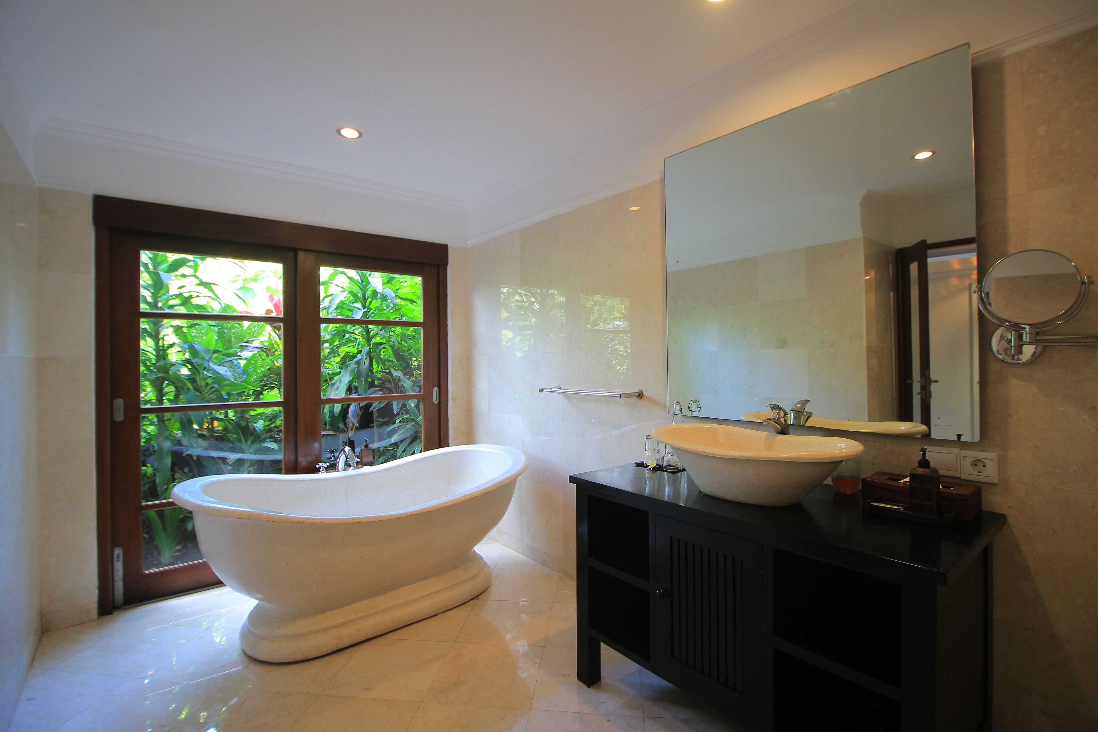 deluxe suite, garden view, poolside | bathroom | free toiletries, hair dryer, bathrobes, slippers