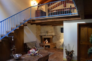 Superior Suite | Living area | Flat-screen TV - B&B Palazzo La Loggia (Barisciano)