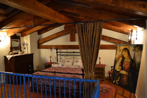 Premium bedding, desk, cots/infant beds, free WiFi
