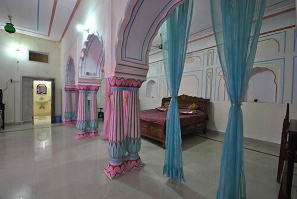 Chambre | Literie de qualité, coffre-fort, décor unique, bureau
