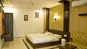 Classic Double Room | Individually decorated, individually furnished, iron/ironing board