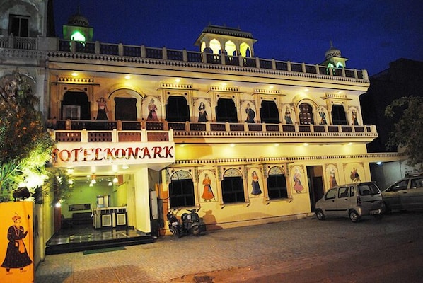 Un hotel de estilo arquitectónico tradicional, con varios balcones y un letrero que dice "HOTEL KONARK".