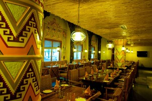 Lunch and dinner served, international cuisine